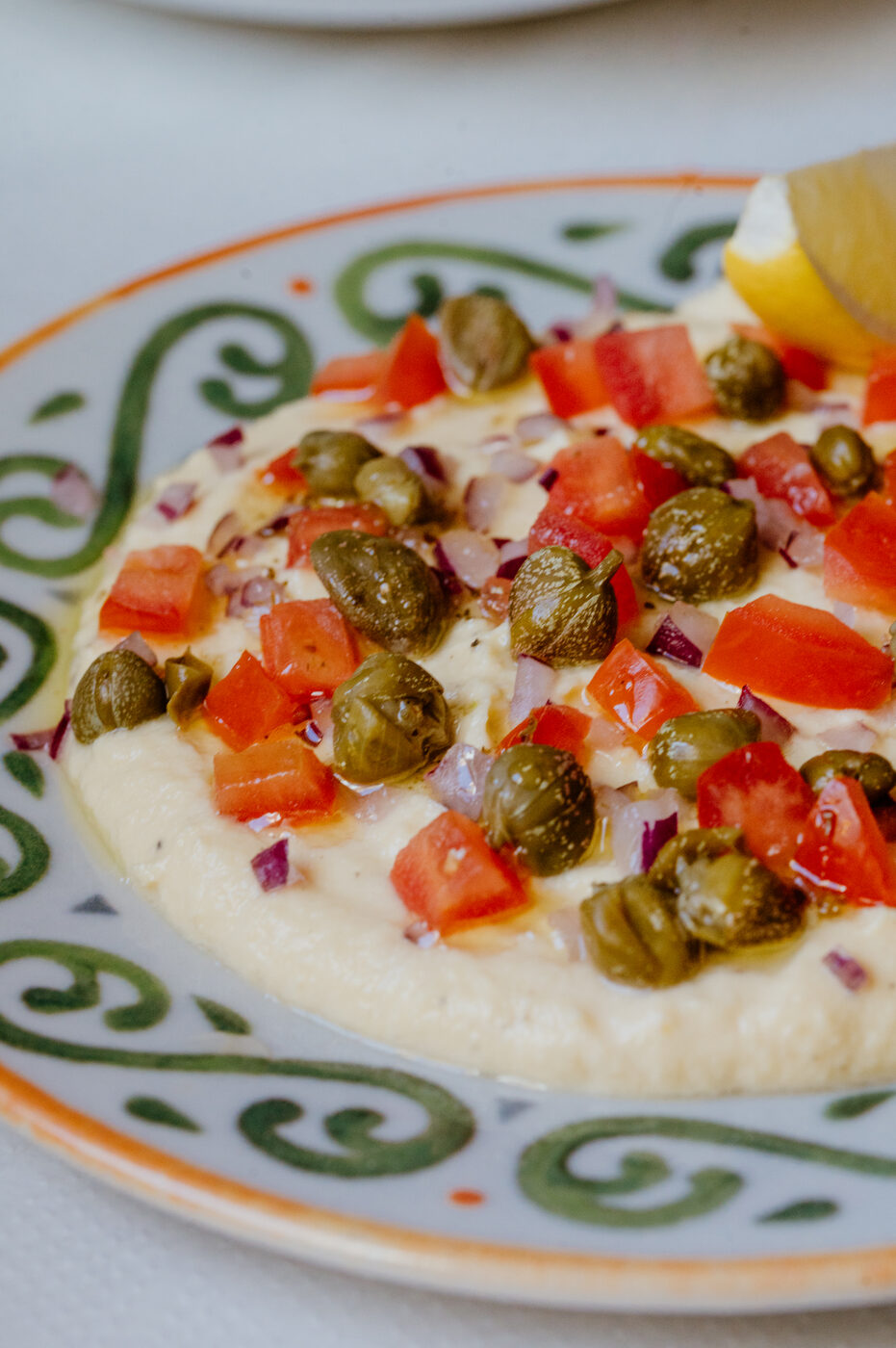 Fava sa kaparima i paradajzom