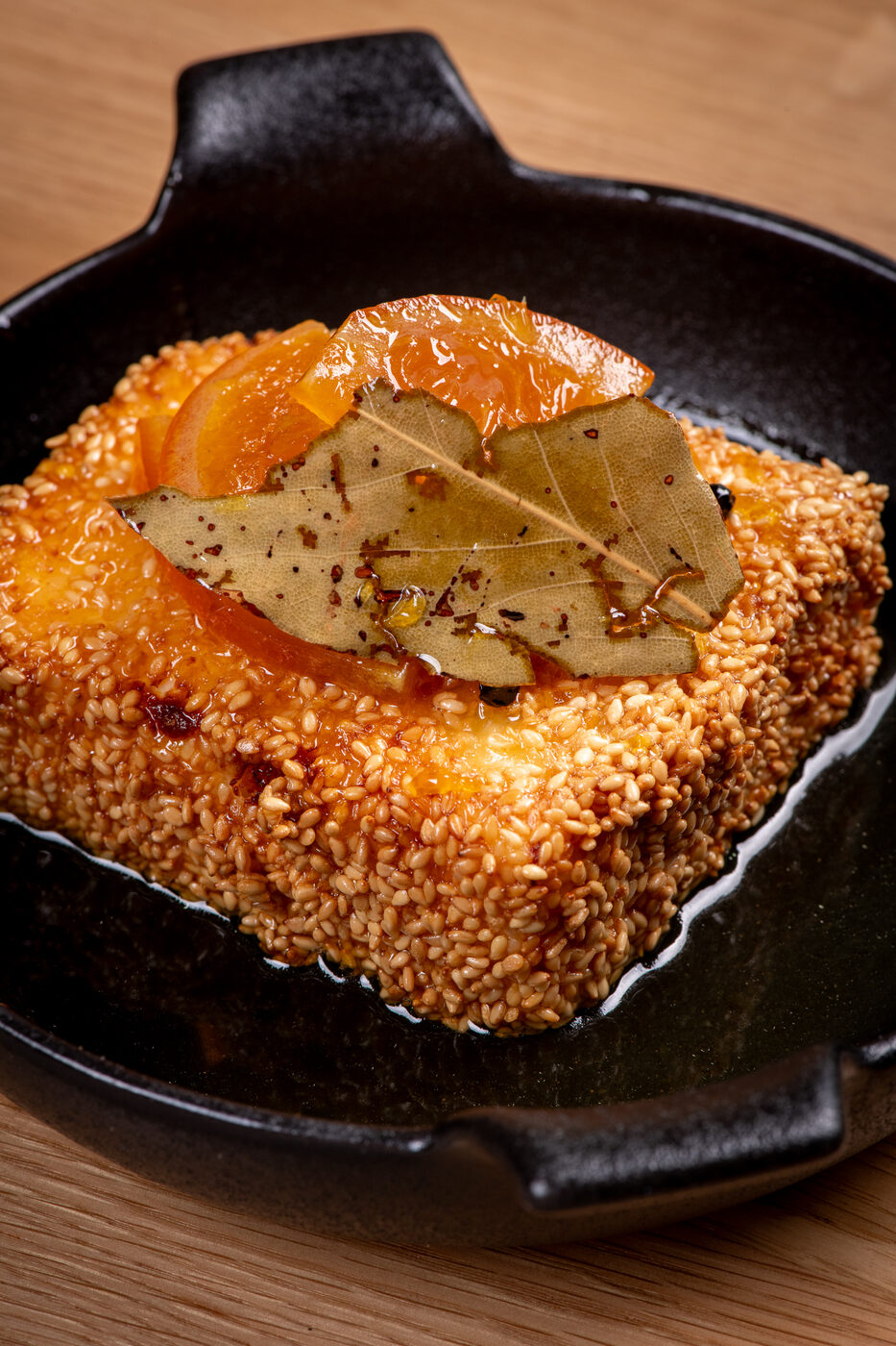Feta saganaki u susamu