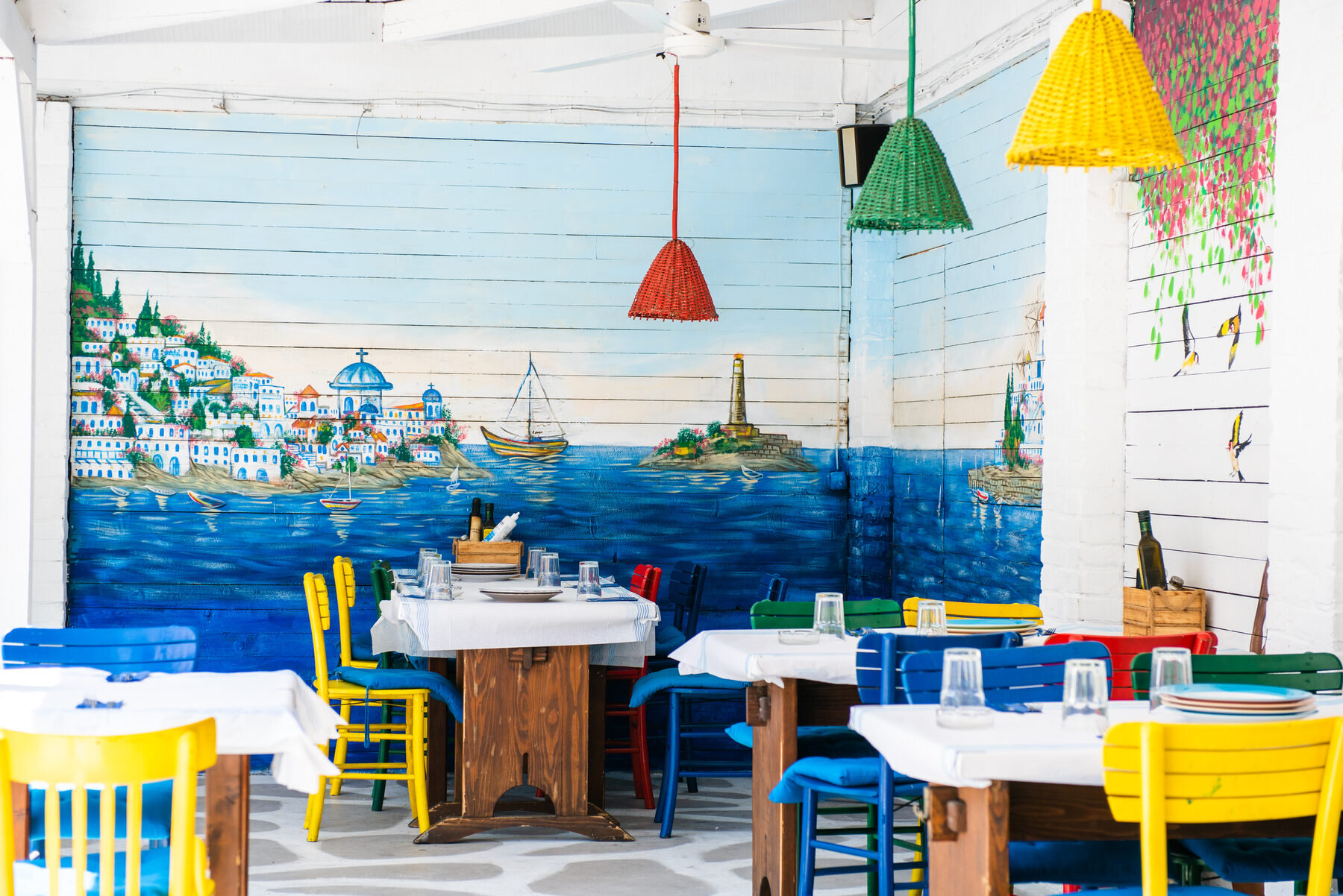 Ručno oslikan mural grčkog ostrva na zidu taverne